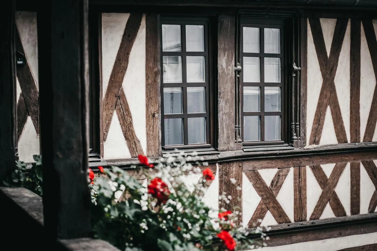 Detail eines alten Bauernhauses mit Fachwerk und Fenstern stellvertretend für das Höfesterben in Deutschland