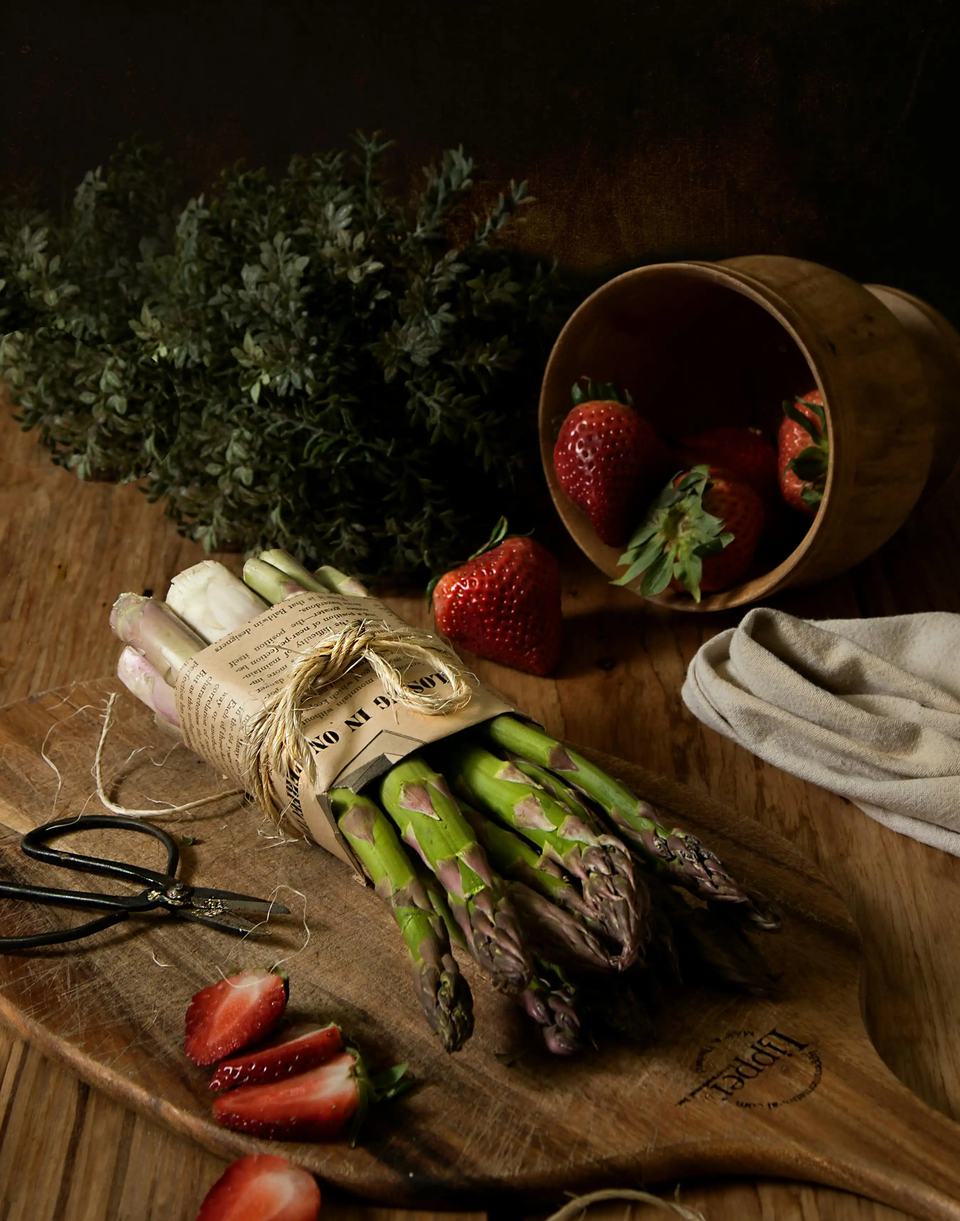 spargel erdbeeren auf tisch frisch verpackt 