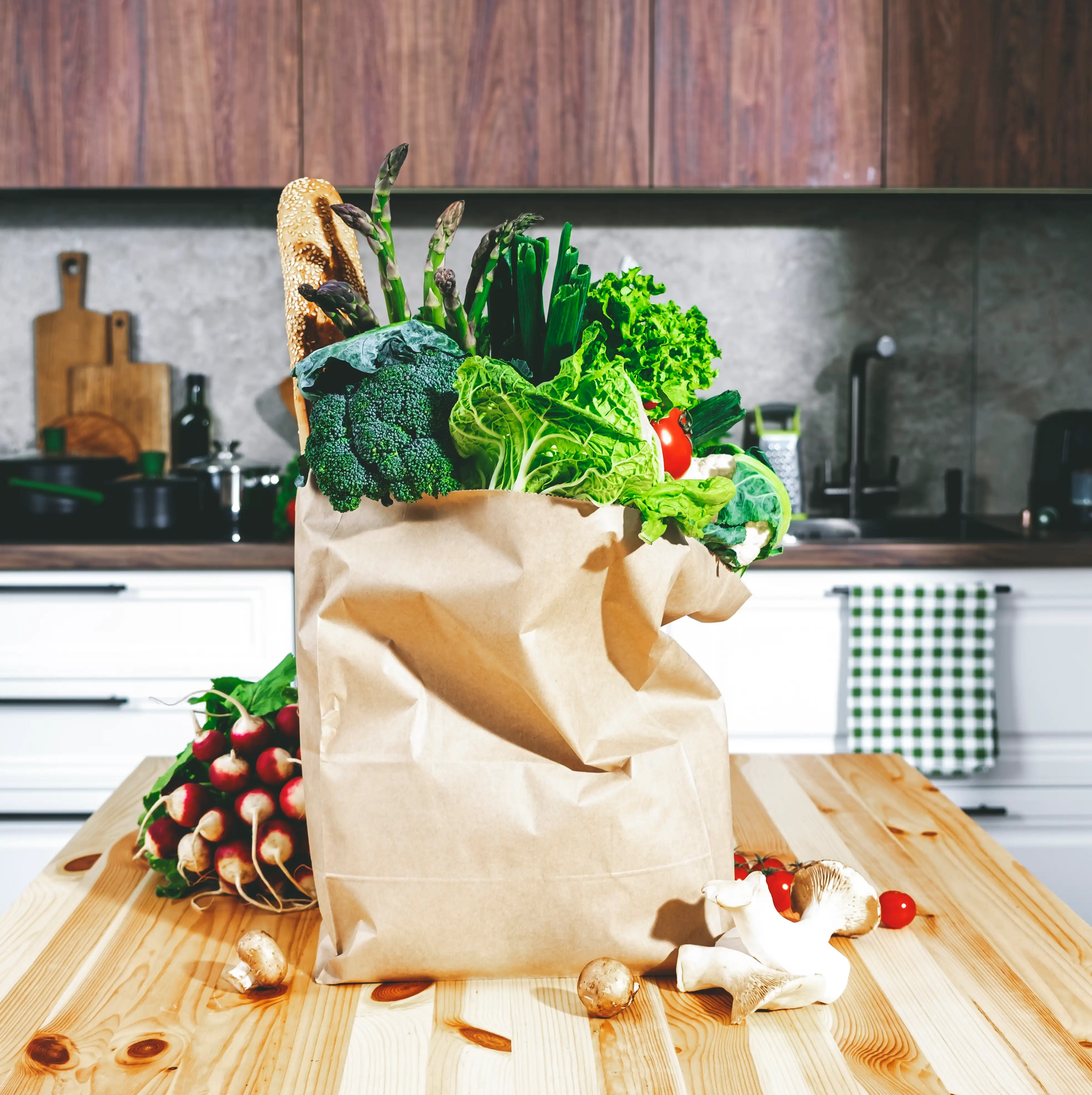 Frischer Lebensmitteleinkauf in umweltbewusster Tüte vom lokalen Landwirten in Küche